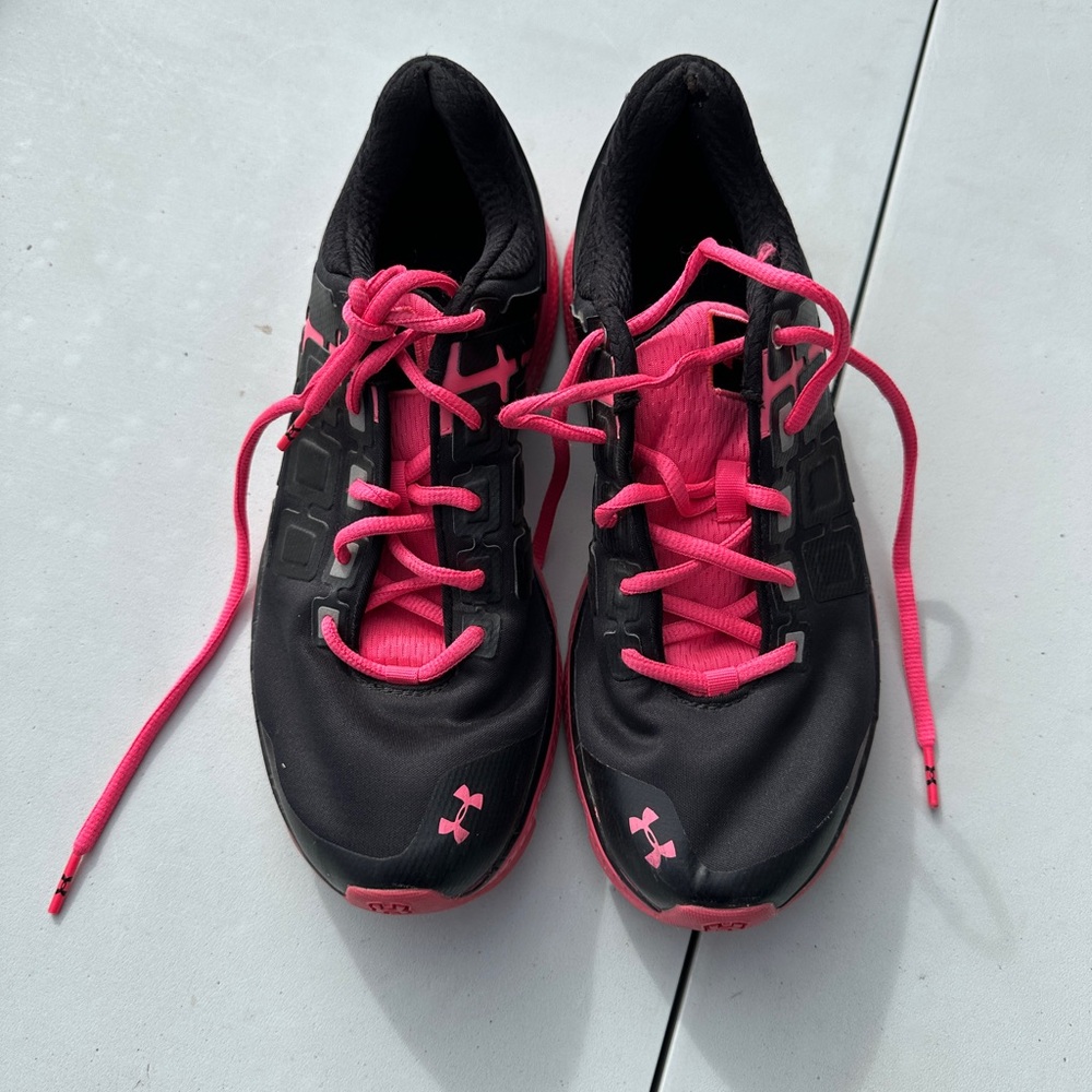 Under Armour Black and Pink Athletic Shoes Sleek Design